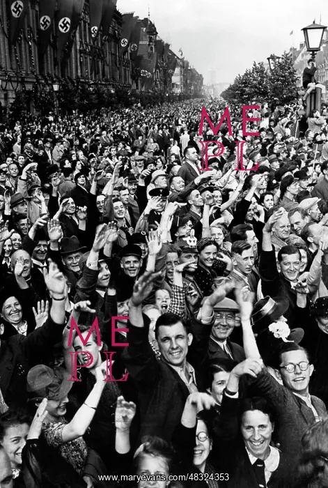 : Audience during the victory parade in Berlin, 1940 : Audience during the victory parade in Berlin, 1940