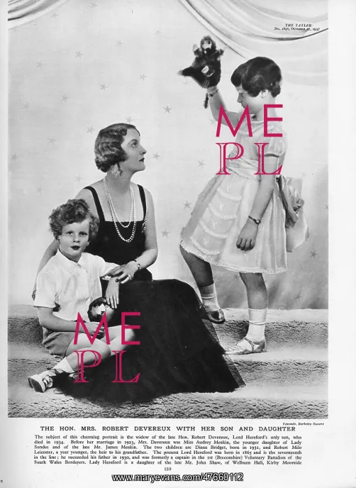 : Audrey Devereux with her children : Audrey Devereux with her children
