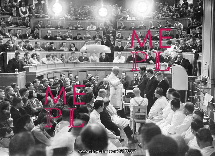 : August Bier in a lecture at the university hospital, 1932 : August Bier in a lecture at the university hospital, 1932