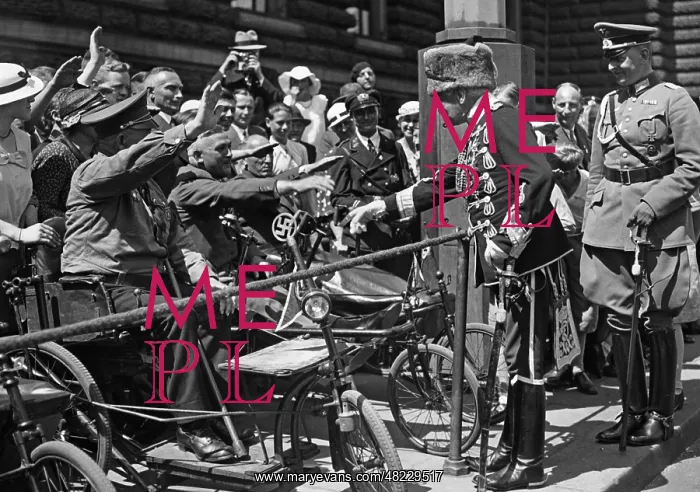 : August von Mackensen with war invalids, 1935 : August von Mackensen with war invalids, 1935