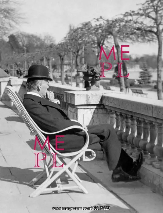 : Austen Chamberlain on the terrace of the Palace of Nations : Austen Chamberlain on the terrace of the Palace of Nations