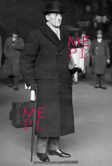 : Austen Chamberlain in Victoria Station, 1929 : Austen Chamberlain in Victoria Station, 1929