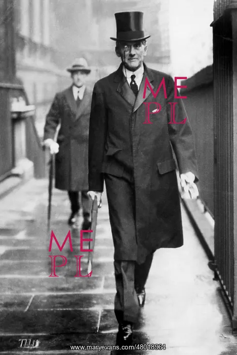 : Austen Chamberlain on the way to 10 Downing Street. 1925 : Austen Chamberlain on the way to 10 Downing Street. 1925