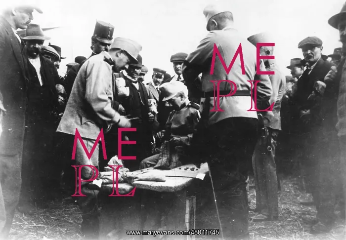  : Austrian army receiving their first pay, WW1