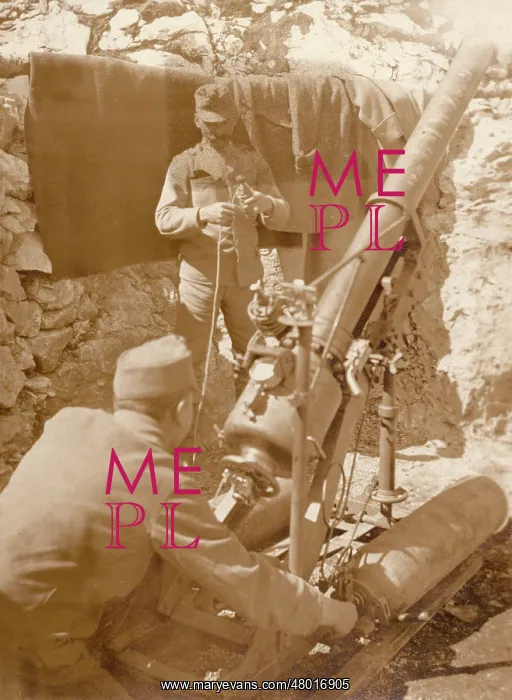  : Austrian gunners operating 12cm trench mortar, WW1