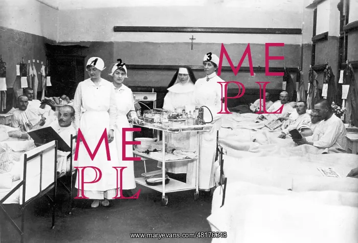: Austrian nurses in military hospital in 1914 : Austrian nurses in military hospital in 1914