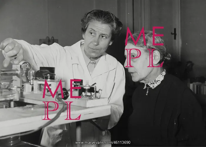 : The Austrian physicist Berta Karlik and Lise Meitner (ri : The Austrian physicist Berta Karlik and Lise Meitner (ri