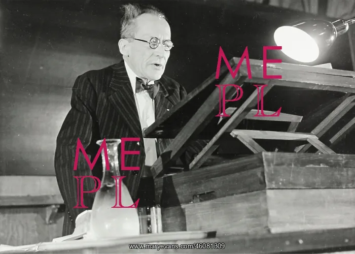 : Austrian physicist Erwin Schrodinger in his inaugural le : Austrian physicist Erwin Schrodinger in his inaugural le