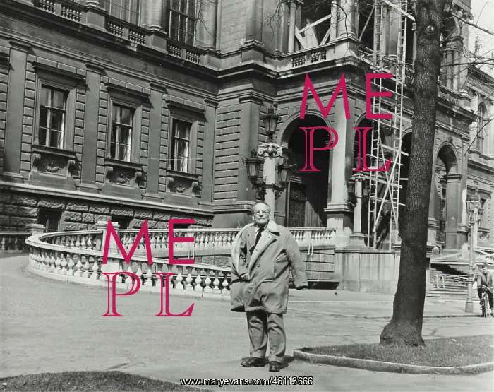 : Austrian physicist Erwin Schrodinger in front of the Vie : Austrian physicist Erwin Schrodinger in front of the Vie