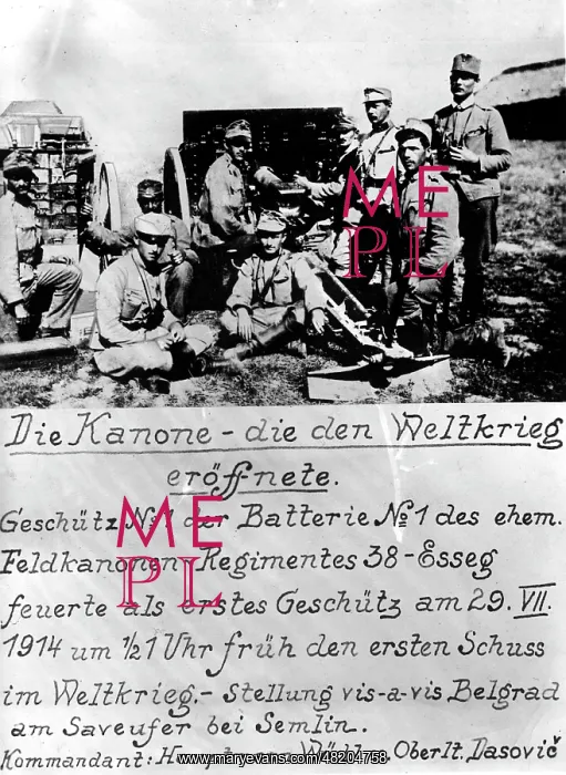 : Austrian soldiers in front of a cannon, 1914 : Austrian soldiers in front of a cannon, 1914