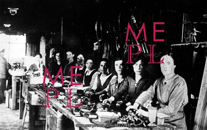 : Austrian women at work, 1917 : Austrian women at work, 1917