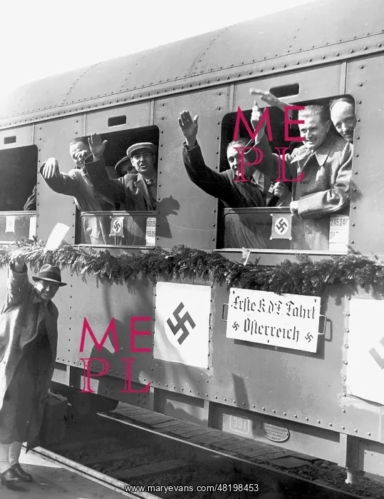 : Austrians take a train trip with the KdF organization, 1938 : Austrians take a train trip with the KdF organization, 1938