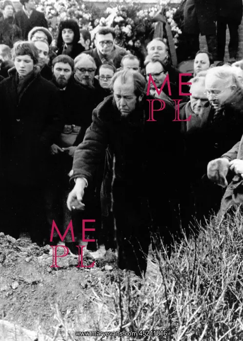 : Author Alexander Solzhenitsyn tosses earth ? : Author Alexander Solzhenitsyn tosses earth ?