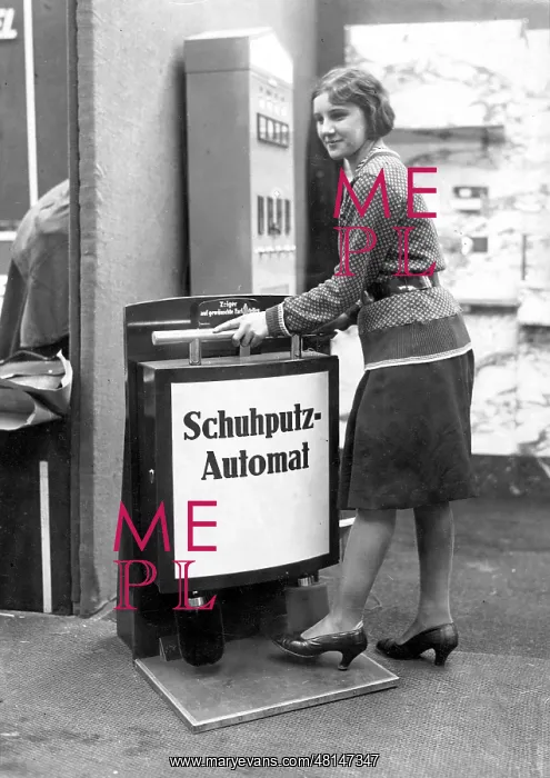 : Automated shoe polisher, 1934 : Automated shoe polisher, 1934