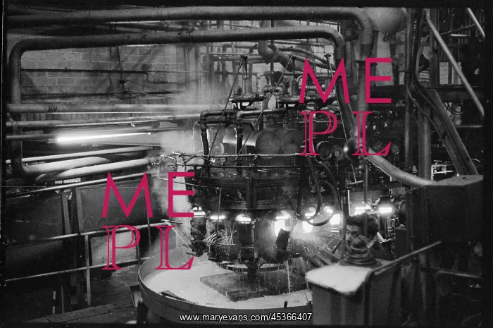 : An automatic glass blowing machine at Wear Flint : An automatic glass blowing machine at Wear Flint