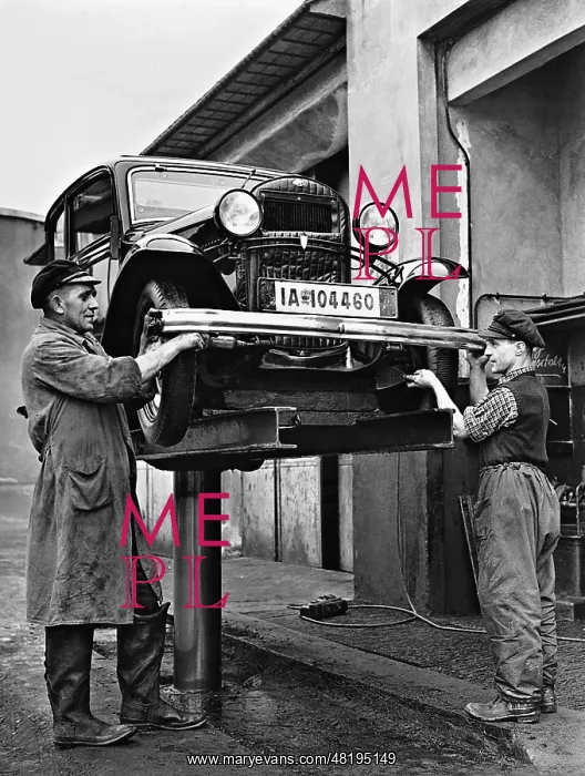  : Automobile on a lifting platform, 1937