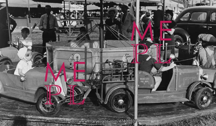 : Automobile merry-go-round for the children, state fair, Dona : Automobile merry-go-round for the children, state fair, Dona