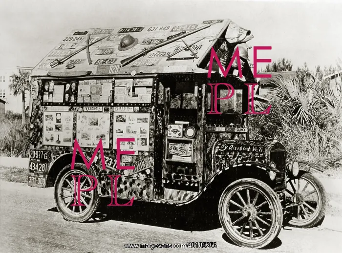 : Automobile with souvenirs : Automobile with souvenirs