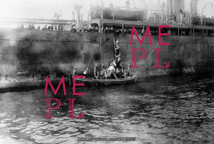: Auxiliary cruiser Moewe takes sailors on board : Auxiliary cruiser Moewe takes sailors on board