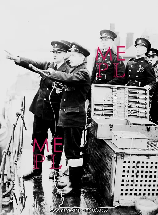 : Auxiliary London firemen at drill on a fireboat, WW2 : Auxiliary London firemen at drill on a fireboat, WW2