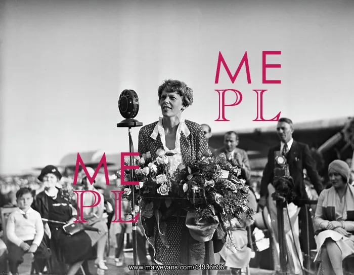 : Aviator Aviatrix Amelia Earhart Speaking to Crowd : Aviator Aviatrix Amelia Earhart Speaking to Crowd
