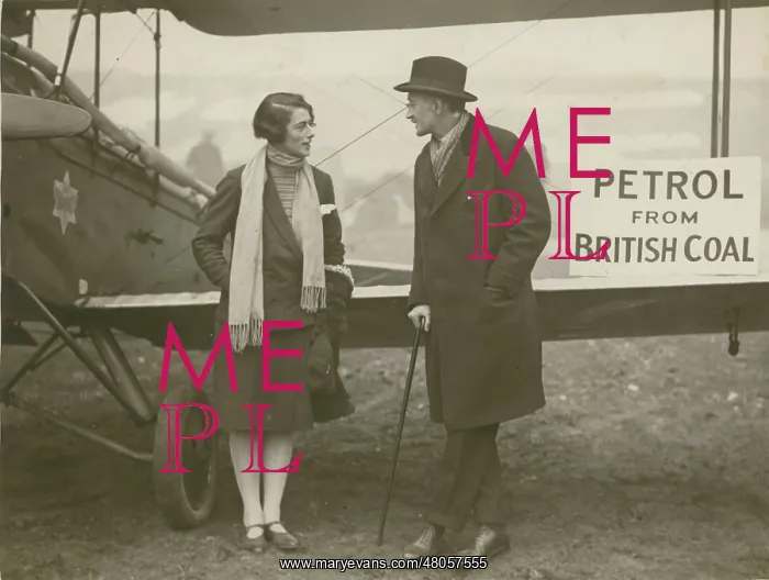: Aviatrix Miss Spooner talking with Lord Thompson : Aviatrix Miss Spooner talking with Lord Thompson