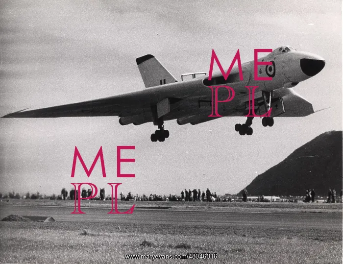 : Avro Vulcan B.1 comes in to land : Avro Vulcan B.1 comes in to land