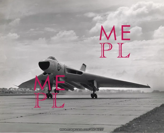 : Avro Vulcan B1 takes-off : Avro Vulcan B1 takes-off