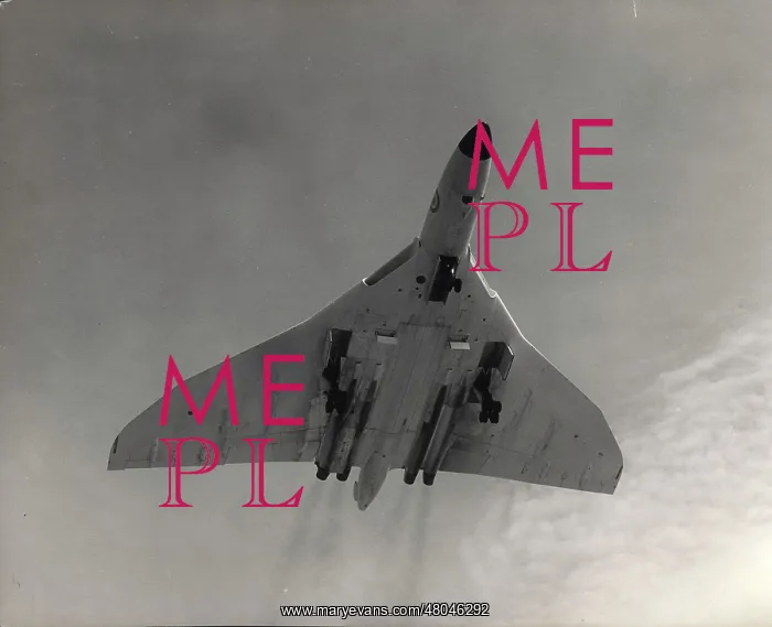 : Avro Vulcan B2 climbs away : Avro Vulcan B2 climbs away