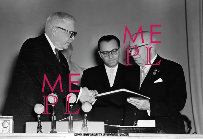 : Awarding to Arnold Zweig in Kremlin : Awarding to Arnold Zweig in Kremlin