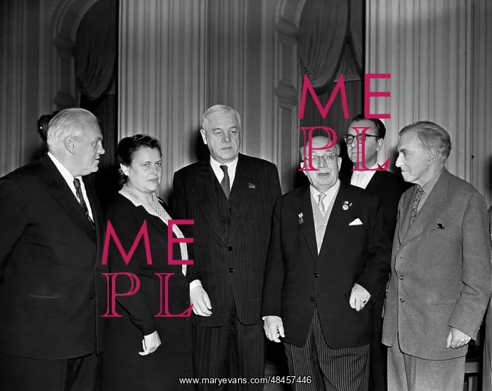 : Awarding to Arnold Zweig in Kremlin : Awarding to Arnold Zweig in Kremlin
