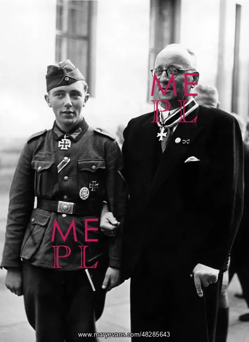 : Awarding of deserving workers, 1942 : Awarding of deserving workers, 1942