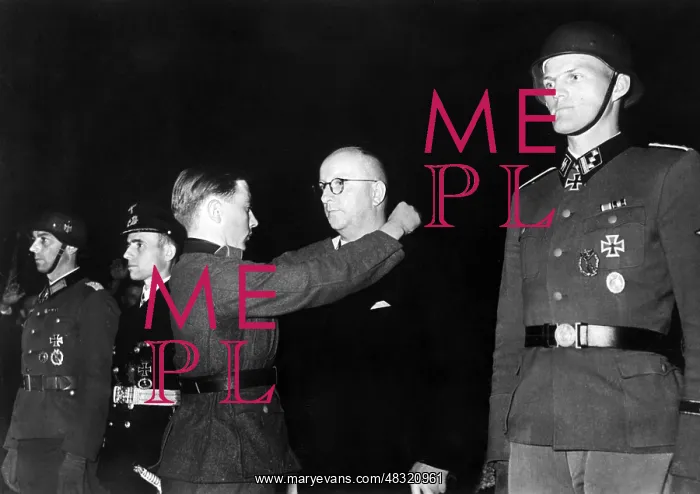 : Awarding of deserving workers, 1942 : Awarding of deserving workers, 1942
