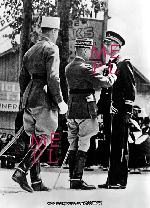: Awarding of an officer, 1943 : Awarding of an officer, 1943