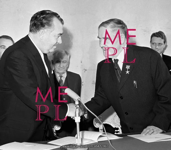 : Awarding to Pyotr Kapitsa in Moscow : Awarding to Pyotr Kapitsa in Moscow