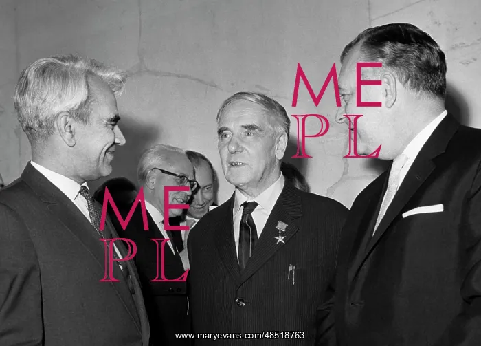 : Awarding to Pyotr Kapitsa in Moscow : Awarding to Pyotr Kapitsa in Moscow