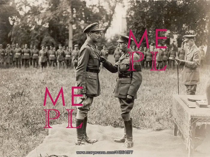 : AWARDING VICTORIA CROSS : AWARDING VICTORIA CROSS