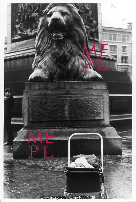 : BABY IN TRAFALGAR SQUARE : BABY IN TRAFALGAR SQUARE