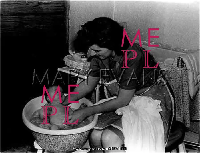 : BABY'S BATHTIME 1940S : BABY'S BATHTIME 1940S