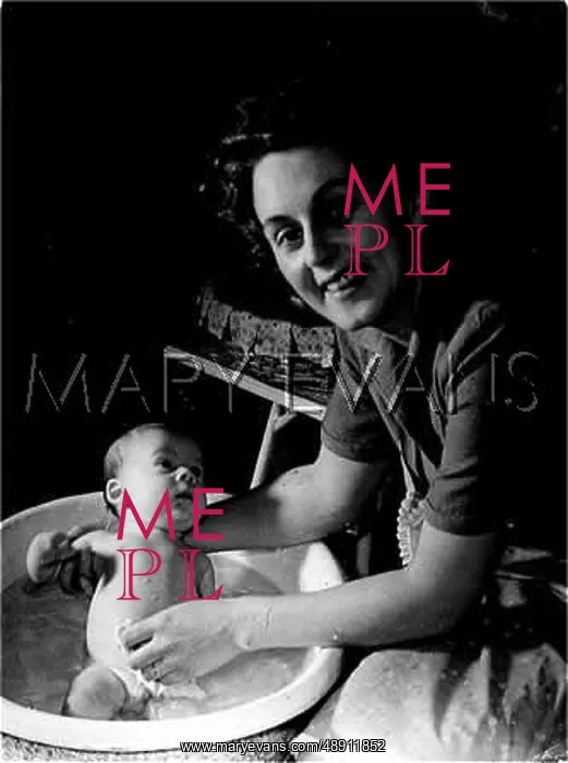 : BABY'S BATHTIME 1940S : BABY'S BATHTIME 1940S