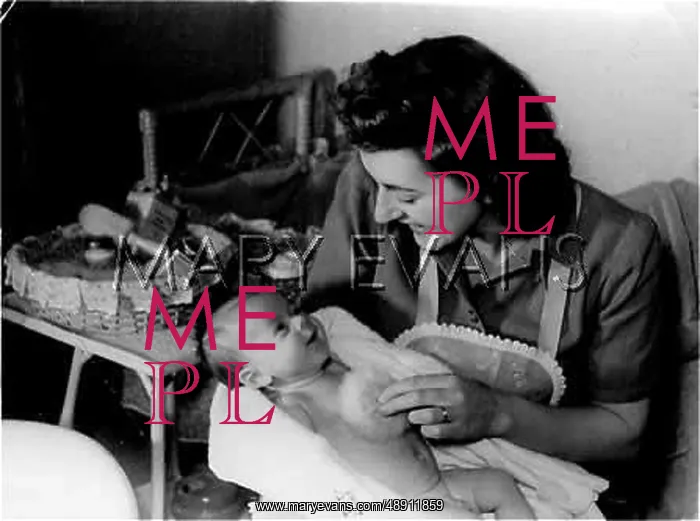 : BABY'S BATHTIME 1940S : BABY'S BATHTIME 1940S