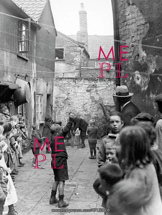  : Back-alley cricket early 1900s