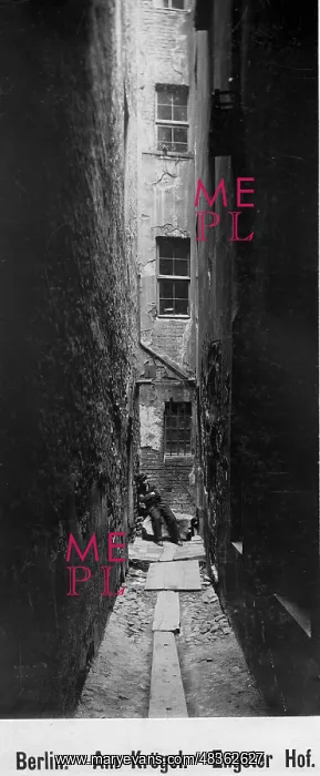 : Backyard Am Krogel in Berlin, 1907 : Backyard Am Krogel in Berlin, 1907