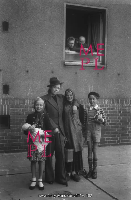 : Backyard theater 1949 : Backyard theater 1949