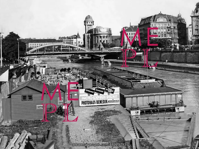 : Badeschiff (bathing ship) in Vienna, 1930 : Badeschiff (bathing ship) in Vienna, 1930
