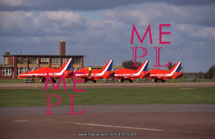 : BAe Systems Hawks RAF Red Arrows line up Scampton 2008 : BAe Systems Hawks RAF Red Arrows line up Scampton 2008