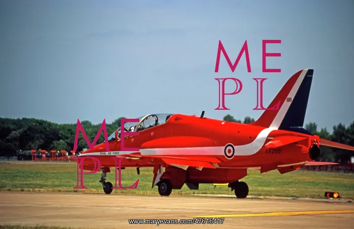 : BAe Systems Hawks RAF Red Arrows single Fairford 2005 : BAe Systems Hawks RAF Red Arrows single Fairford 2005