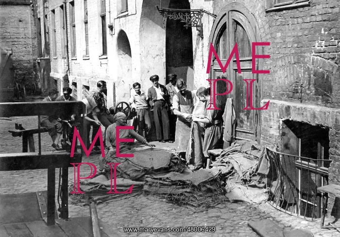 : Bag sewing in a backyard in Berlin, 1929 : Bag sewing in a backyard in Berlin, 1929