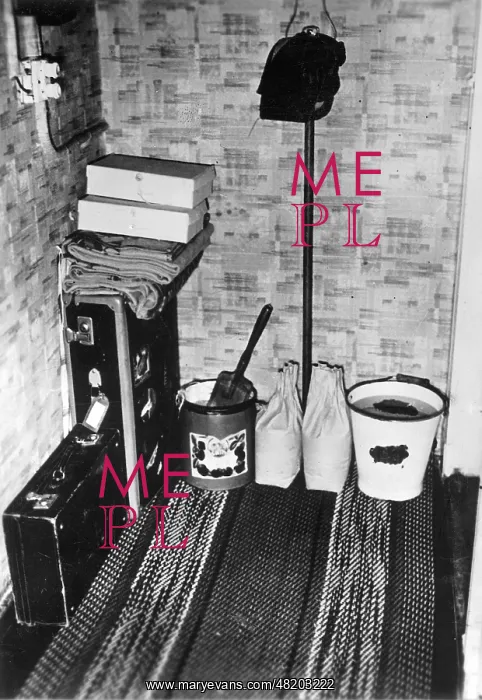 : Baggage for the air raid and equipment for fire fighting, 19 : Baggage for the air raid and equipment for fire fighting, 19