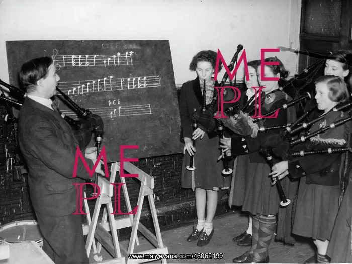 : Bagpipe players : Bagpipe players